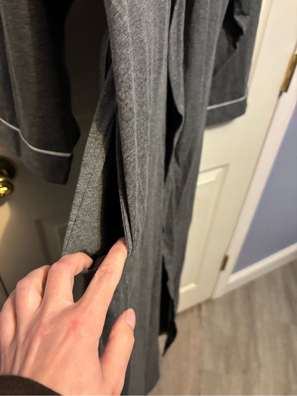 NEW Men’s Gray Bath Robe - Picture 5 of 5